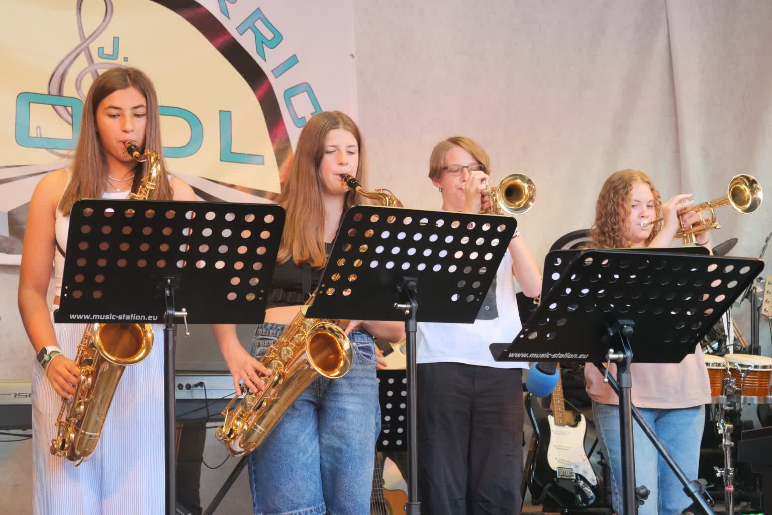 Schülerinnen und Schüler beim Konzert